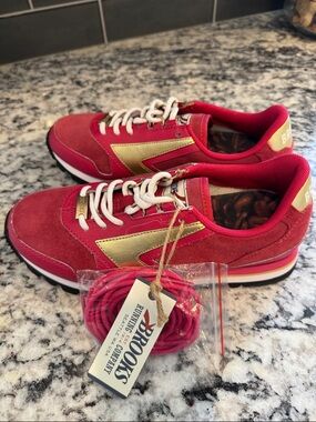 Brooks Women's Heritage Chariot Red and Gold Retro Trainers